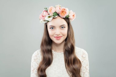 Bahar Model kadın parlak kıvırcık saçlar, doğal makyaj ve ihale çiçekler