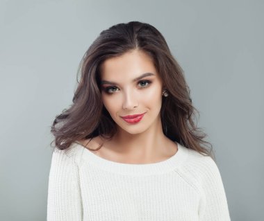 Neşeli esmer model kadın portresi. Sevimli kız gülümseyerek 