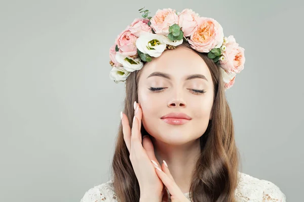 Primavera beleza retrato de mulher modelo desfrutando com flores — Fotografia de Stock