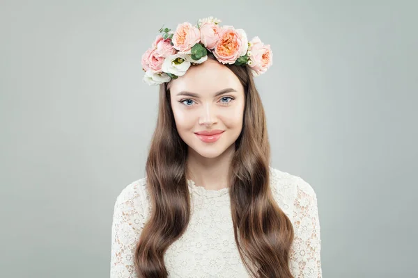 Spring Model Woman with Shiny Curly Hair, Natural Makeup and Tender Flowers — Stock Photo, Image