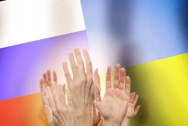 Pessoas Levantando Mãos Sobre Bandeira Rússia Ucrânia Fundo Conceito Conflito — Fotografia de Stock
