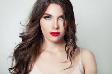 Uzun kahverengi saçlı ve kırmızı dudaklar ile zarif model kadın makyaj 