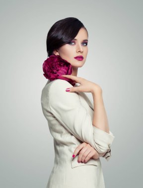 Şık model moda portre. Eleganr kadın ile makyaj 