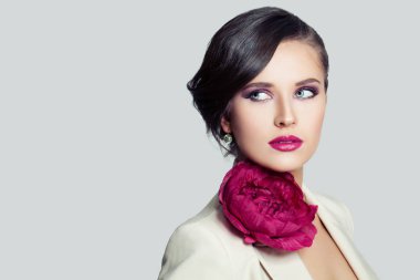 Güzel kadın yüzü. Makyaj ve kısa saçlı güzel model