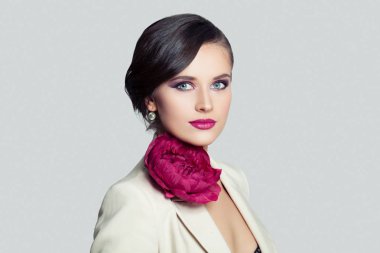 Güzel kadın yüz çekim portre. Makyaj ile Pretty model