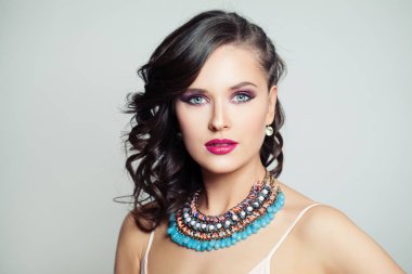 Makyaj ve kıvırcık saçlı Genç neşeli model kadın