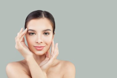 Açık cilt portre ile genç gülümseyen kadın Spa modeli