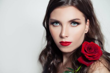 Kırmızı dudaklar makyaj tutan sevimli model kadın kırmızı gül çiçek