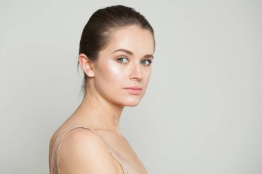 Sağlıklı cilt portre ile genç güzel model kadın.