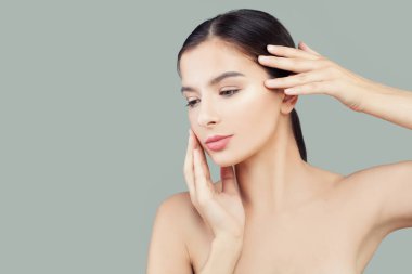 Sağlıklı temiz cilt ile güzel kadın Spa modeli. 