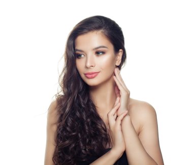 Beyaz üzerinde izole uzun sağlıklı kıvırcık saçlı Genç kadın 