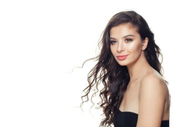 Beyaz arka planda izole model kadın gülümseyen