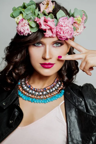 Hermoso modelo en corona de flores. Retrato de maquillaje de primavera mujer — Foto de Stock