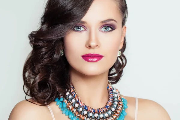 Vacker brunett modell. Kvinnan ansikte närbild porträtt. Makeup — Stockfoto