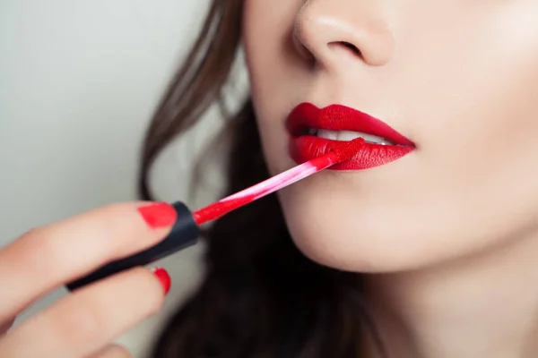 Perfetto labbra femminili e rossetto primo piano — Foto Stock