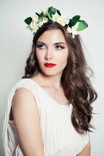 Beauty portrait of elegant model in flower crown — Stock Photo, Image