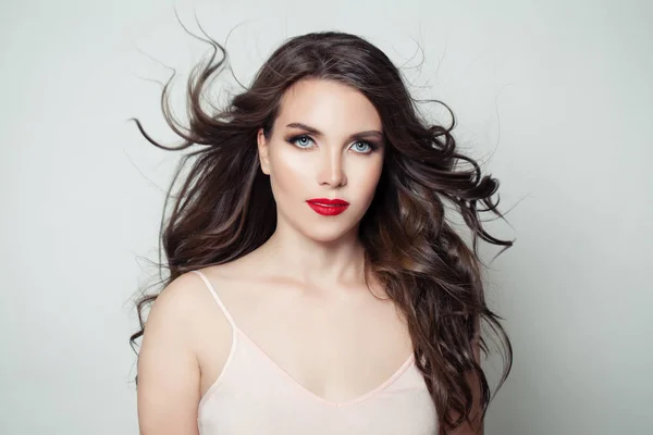 Brunette model vrouw met lange perfecte haar en rode lippen make-up — Stockfoto