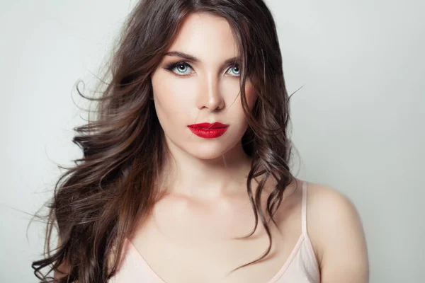 Elegante modella donna con lunghi capelli castani e labbra rosse compongono — Foto Stock