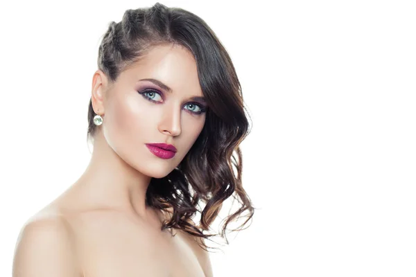 Perfekt modell kvinna med trendig makeup och lockigt hår isolerat — Stockfoto