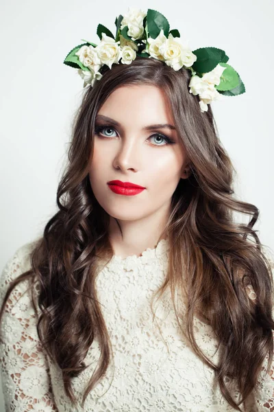 Όμορφο κορίτσι με στεφάνι λουλουδιών. Γυναίκα μοντέλο με κόκκινα χείλη απόχρωση — Φωτογραφία Αρχείου
