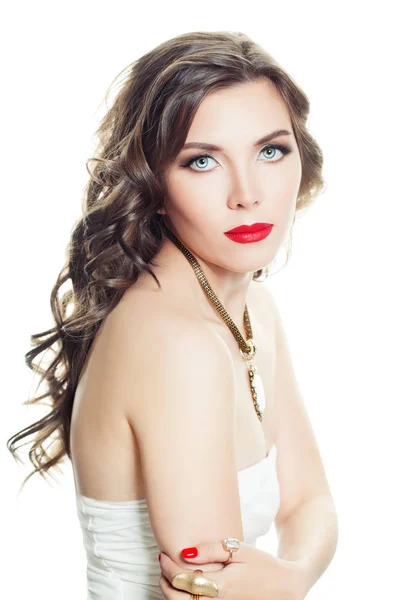 Isolierte Modell Frau mit langen Haaren und roten Lippen Make-up. — Stockfoto