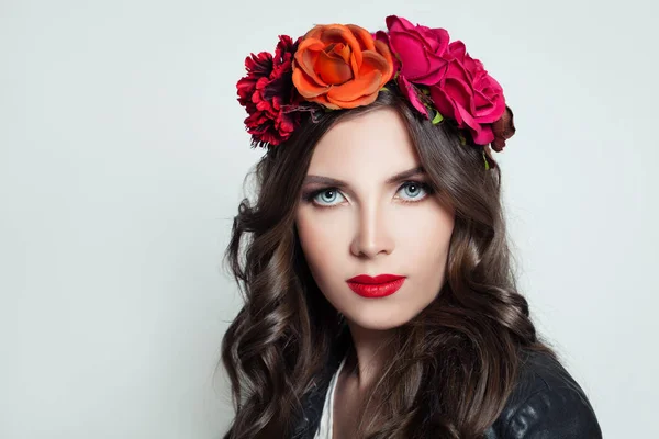 Donna elegante con trucco labbra rosse. Ragazza in fiore corona ritratto — Foto Stock