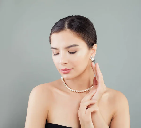 Vacker modell kvinna i pärlor halsband och örhängen — Stockfoto
