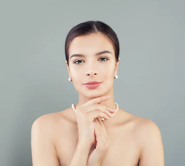 Perfekt kvinna modell med frisk hud i pärlor halsband — Stockfoto