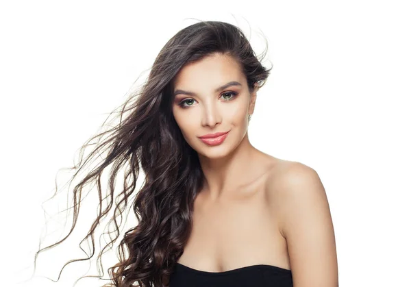Mulher modelo sorridente com cabelo saudável isolado no fundo branco — Fotografia de Stock