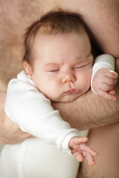 Lindo bebé recién nacido durmiendo en las manos del padre amoroso —  Fotos de Stock