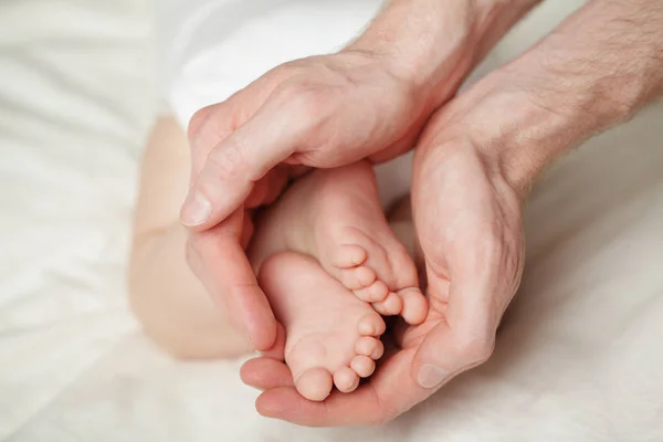 Papà che tiene in piedi mani di neonato — Foto Stock
