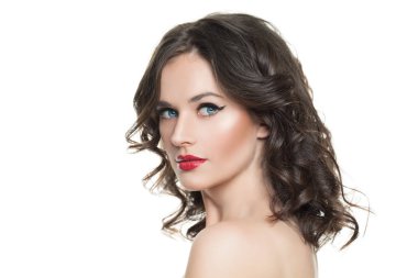 İzole edilmiş güzel bir kadın. Makyaj ile esmer model 