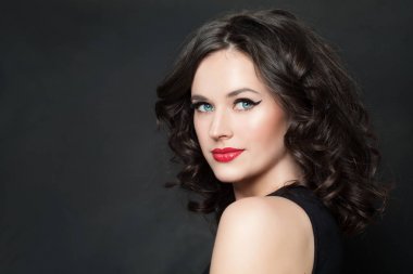 Tahta üzerinde makyaj ve kahverengi kıvırcık saç ile mutlu kadın modeli