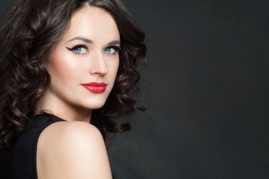 Tahta banner arka planda makyaj ile gülümseyen model kadın