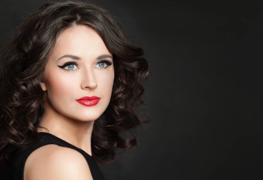 Kahverengi kıvırcık saç ve makyaj ile sevimli model kadın