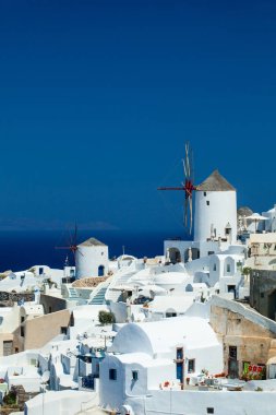 Mavi gökyüzüne karşı Santorini manzara. Balayı için ada