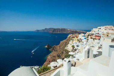 Santorini deniz manzarası. Sahil şeridinde mavi deniz, gökyüzü ve beyaz evler