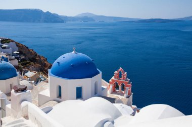 Santorini Panoraması. Akdeniz, gökyüzü, kubbe ve beyaz ev