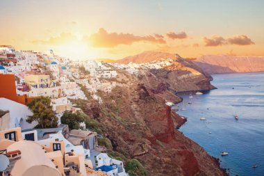 Santorini gün batımı. Caldera manzaralı güzel Santorini manzarası
