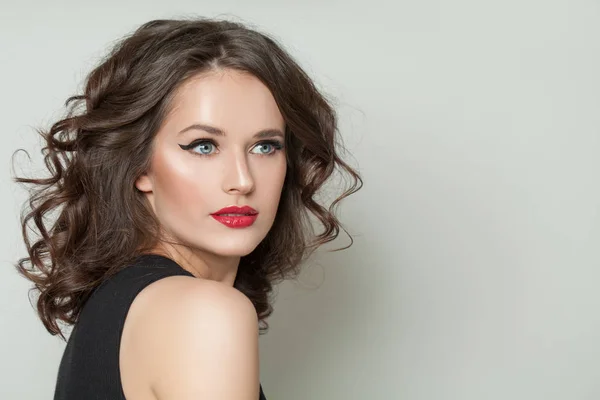 Schattig model vrouw met make-up en perfect krullend haar op wit — Stockfoto