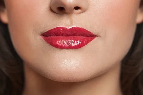 Labios de mujer con maquillaje de lápiz labial rojo —  Fotos de Stock