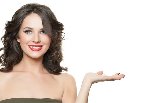 Szczęśliwa kobieta z pustą otwartą ręką na białym tle, marketingu reklamowego — Zdjęcie stockowe