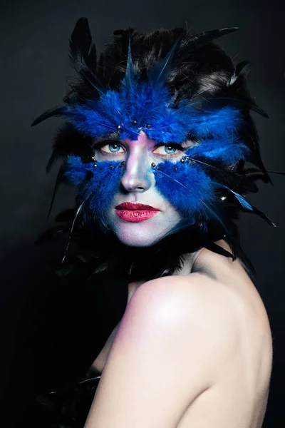Maquiagem de Halloween. Maquiagem de personagem de pássaro mulher, retrato — Fotografia de Stock