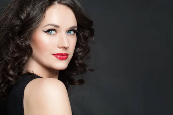 Lächeln Modell Frau mit Make-up auf Tafel Banner Hintergrund — Stockfoto