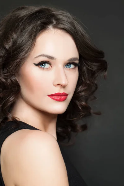 Mulher modelo alegre com maquiagem e cabelo encaracolado retrato — Fotografia de Stock