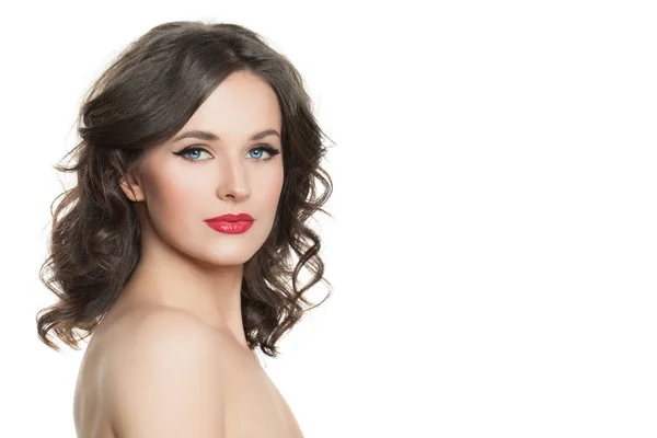 Gezonde vrouw met make-up en gezond krullend haar geïsoleerd — Stockfoto