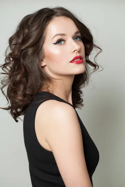 Schönes Modell Mädchen Portrait. attraktive Frau mit Make-up und braun — Stockfoto