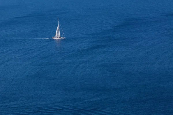 Yacht bianco su sfondo blu del mare — Foto Stock
