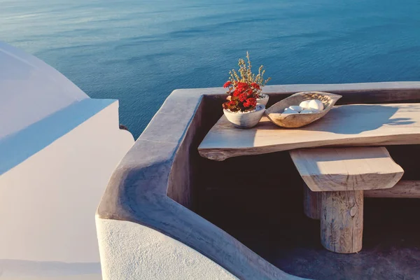 Red flowers on Santorini island — Stock Photo, Image