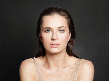 Berrak tenli güzel bir model. Cilt bakımı ve yüz bakımı